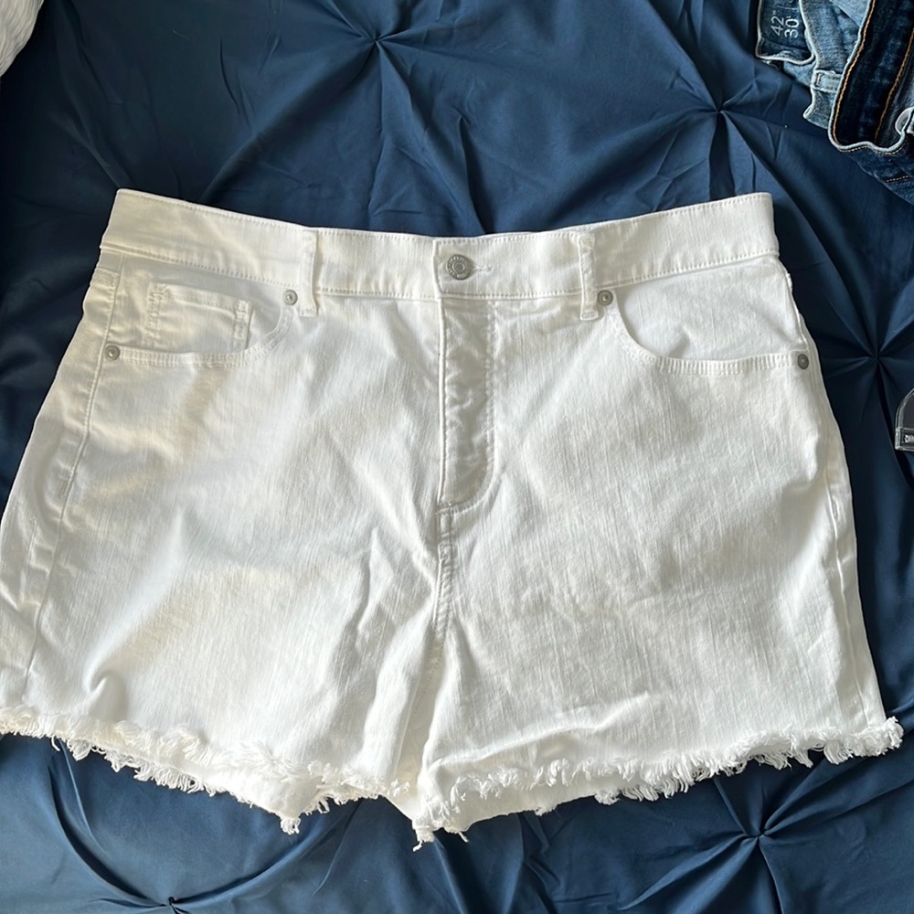 Loft 3” cut off white shorts.